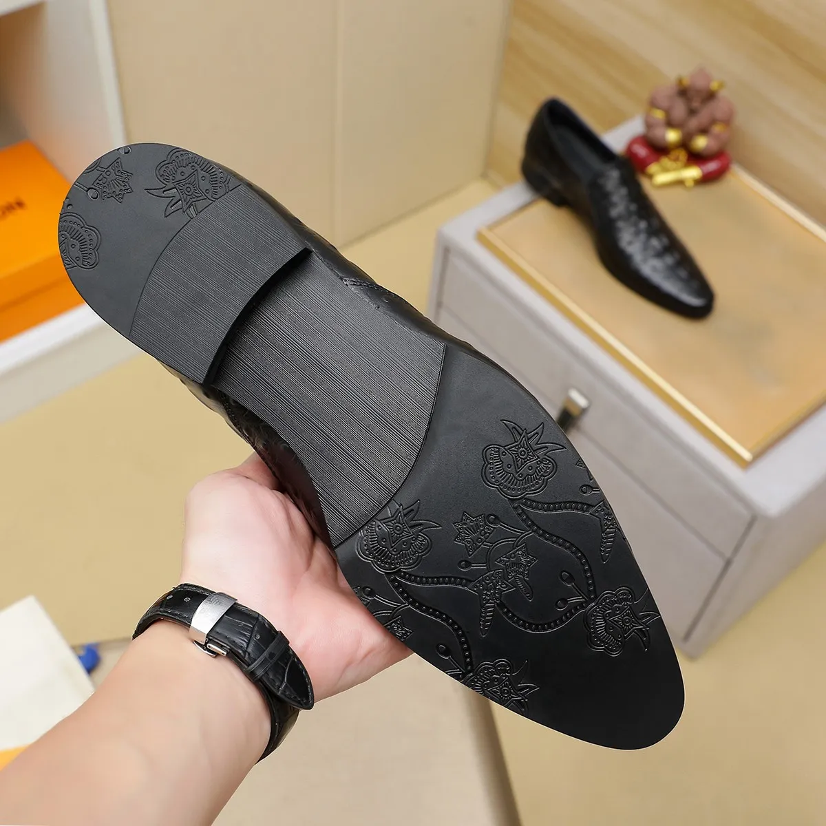 Men's shoes 💰540 💰 Louis Vuitton LV ® Autumn and Winter 🆕 models 🔛Full shoe counter First layer cowhide, 🐂leather lining casual shoes for men, super soft outsole, essential for driving. Counter synchronized original first layer cowhide completely 1:1 mold customization 🌹Top version, 2 colors optional! Number: 38-45 (37.46. Customized)